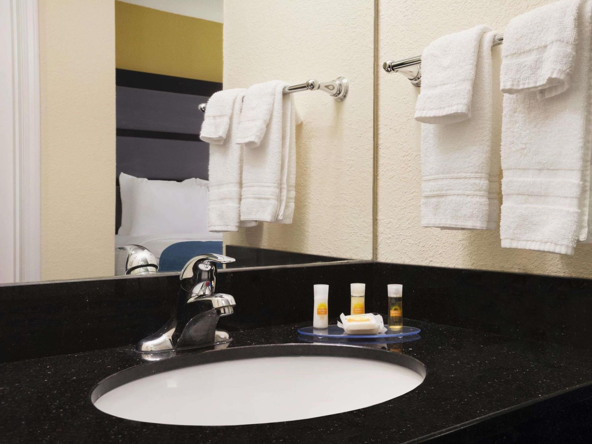 Days Inn & Suites By Wyndham Commerce Extérieur photo