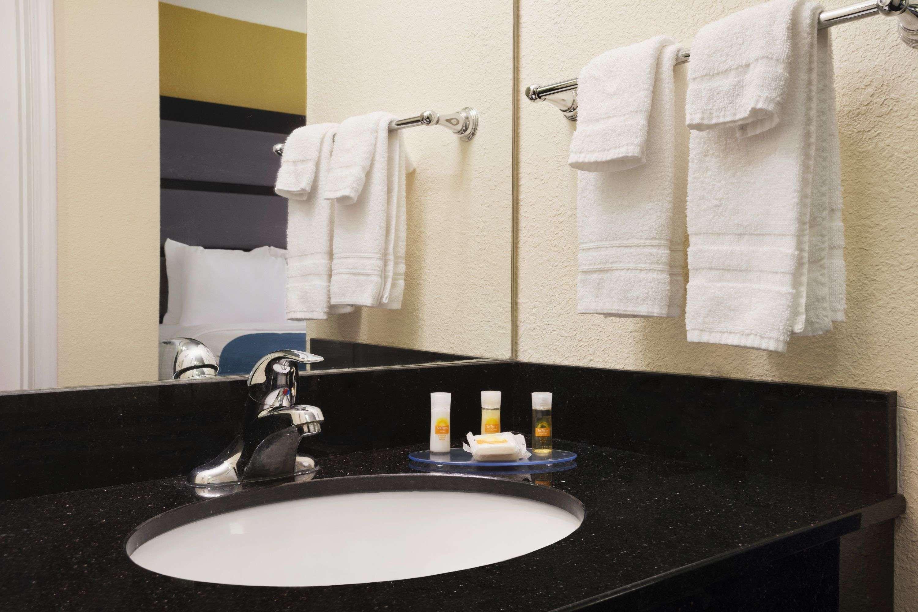 Days Inn & Suites By Wyndham Commerce Extérieur photo