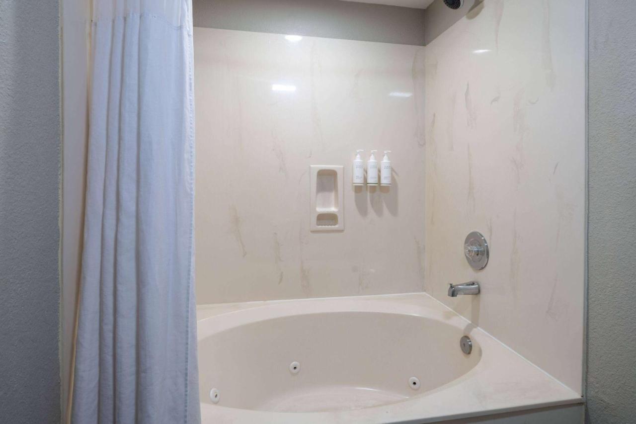 Days Inn & Suites By Wyndham Commerce Extérieur photo